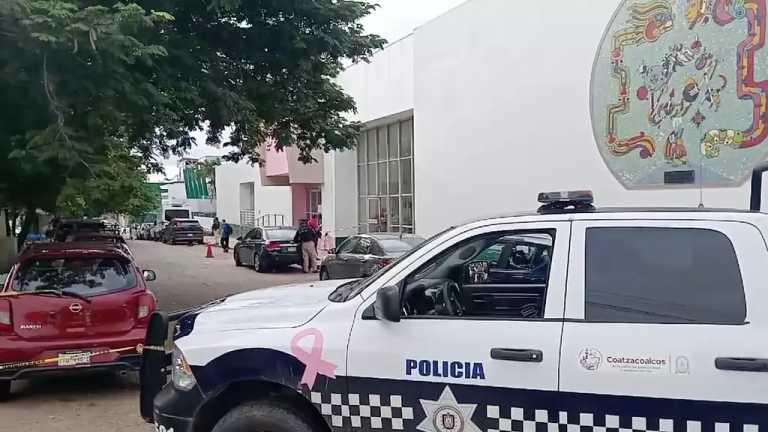 Sujetos armados dispararon contra una pasante de enfermería en el Instituto Mexicano del Seguro Social zona 36 en Coatzacoalcos, al sur de Veracruz. Su estado de salud es grave.