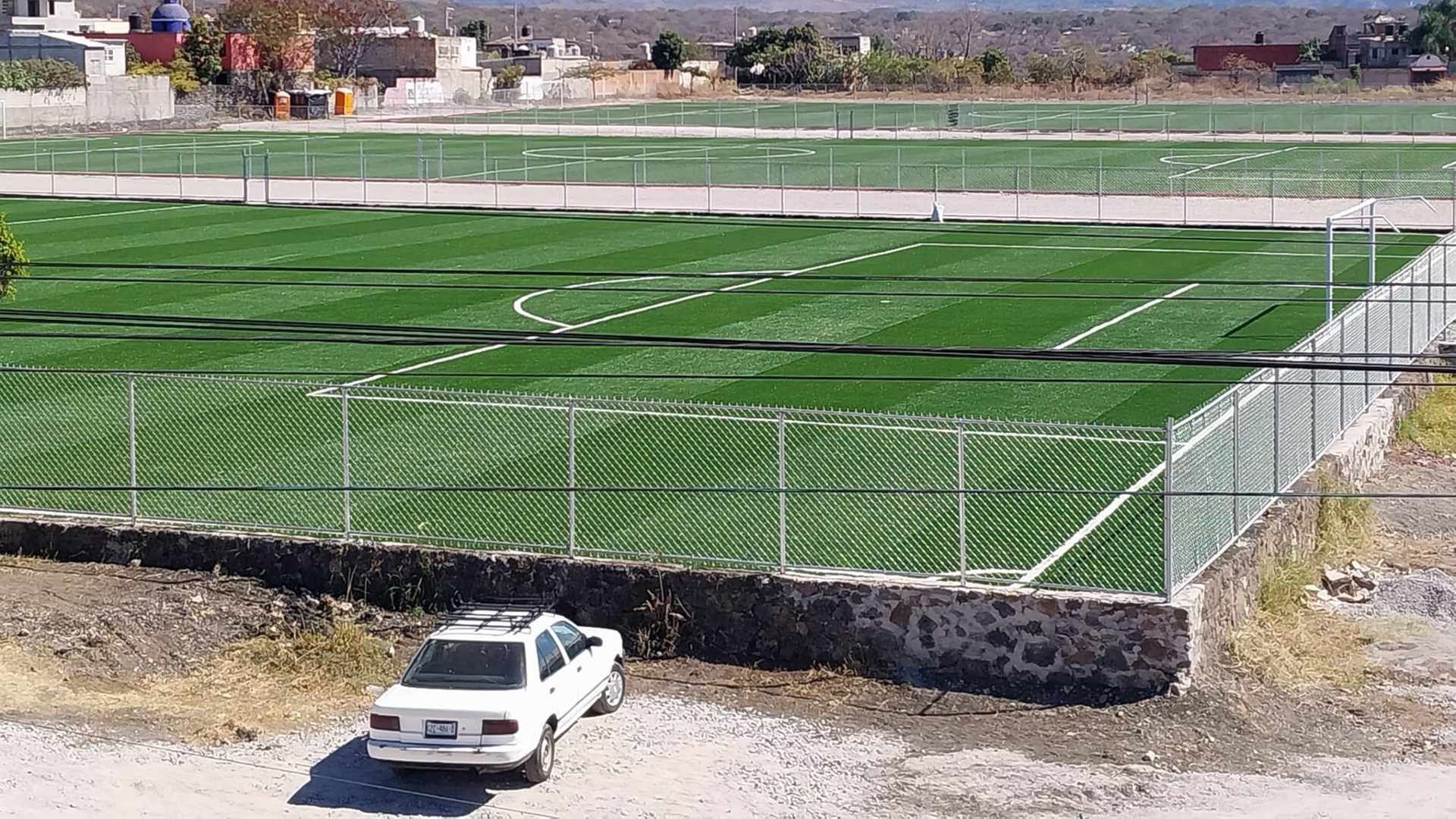 Le Cae Rayo a Adolescente Mientras Jugaba Futbol y Queda en Terapia Intensiva