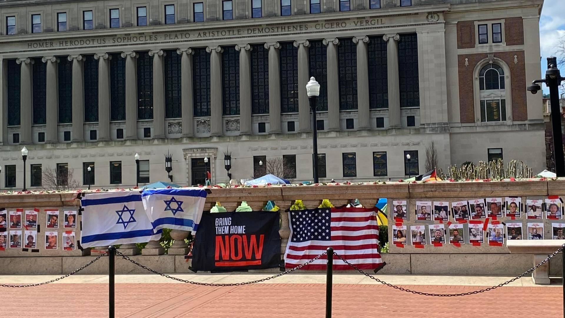 Tensión en Universidad de Columbia: Colocan Banderas de Israel en Campamento Propalestina