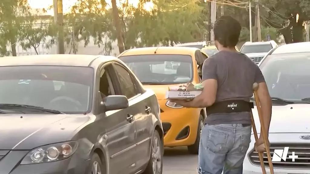 Hombre Vende Dulces en la Calles de Torreón para Mantener a su Familia 
