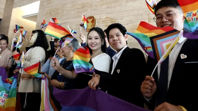 Miembros de la comunidad LGBTQ+ reaccionan a la aprobación del matrimonio igualitario