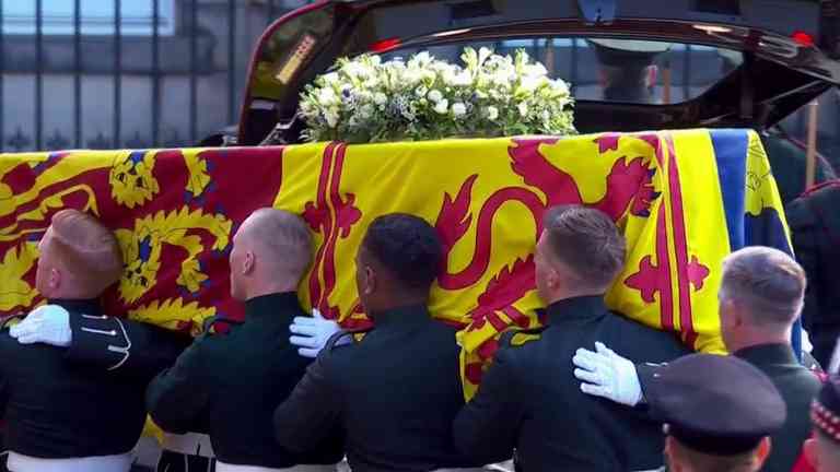 Restos de la reina Isabel II llegan a Saint Giles, Escocia