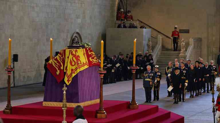 Restos de la reina Isabel II llegan al Palacio de Westminster