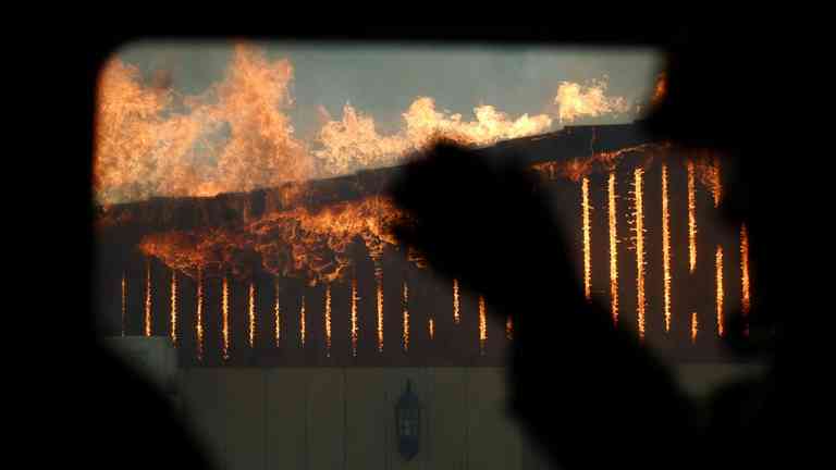 Vecinos toman fotografías de incendios en Chile