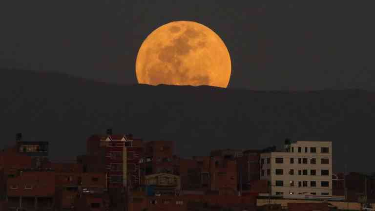 Súper Luna Azul Embellece el Cielo del Planeta