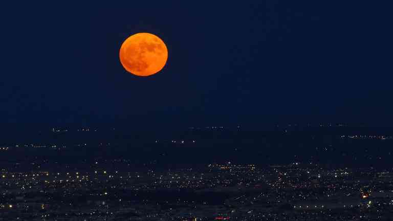 Súper Luna Azul Embellece el Cielo del Planeta