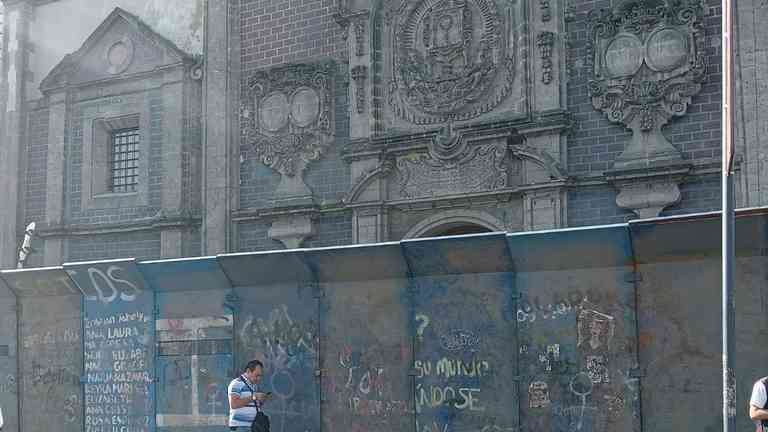 Colocan vallas metálicas en algunos edificios emblemáticos de la CDMX, previo a la marcha por el 8M