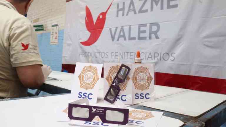 Calaveras y Luchadores: Así Son los Lentes Hechos por Reos para Ver el Eclipse