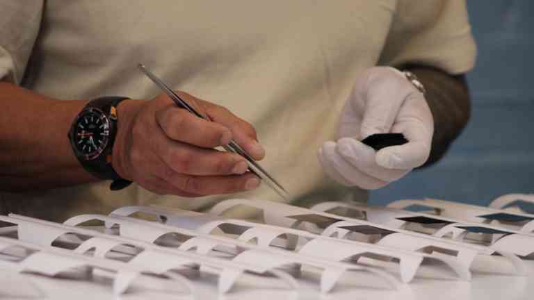 Calaveras y Luchadores: Así Son los Lentes Hechos por Internos para Ver el Eclipse