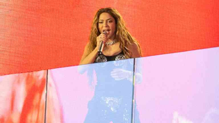 Shakira Paraliza Times Square con Concierto Gratis; Asisten Miles de Personas