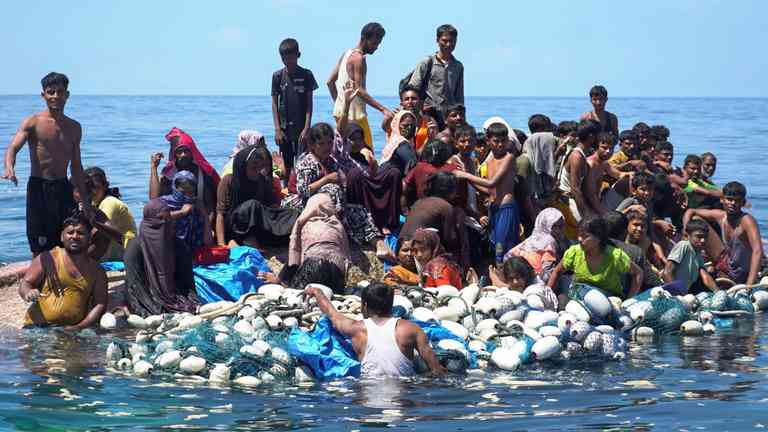 Fotos | Indonesia Localiza Barco que Naufragó con Decenas de Rohinyas; Inicia Rescate