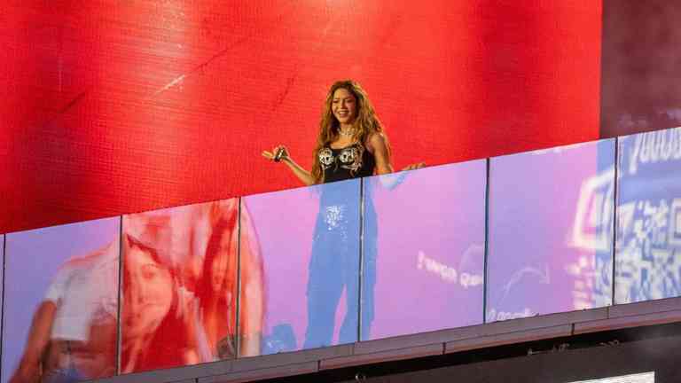 Shakira Paraliza Times Square con Concierto Gratis; Asisten Miles de Personas