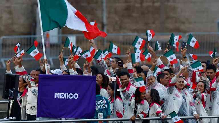 Atletas mexicanos desfilan en París 2024