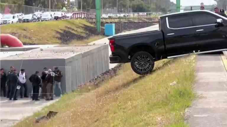 Sujeto en Camioneta de Lujo Intenta Escapar de Percusión Cruzando el Gran Canal y Queda Atascado