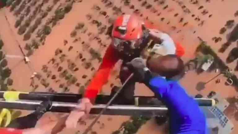 ¡Momentos Dramáticos! Rescatan a Bebé y Perro Atrapados en Inundación en Valencia, España