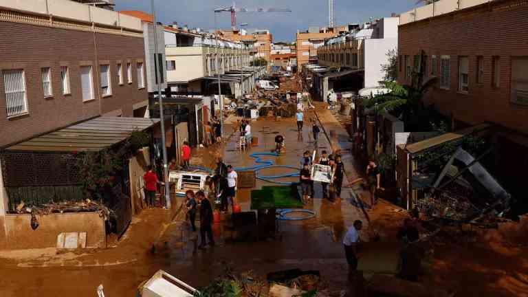 Miliares se Despliegan en Zonas Afectadas por DANA en Valencia, España