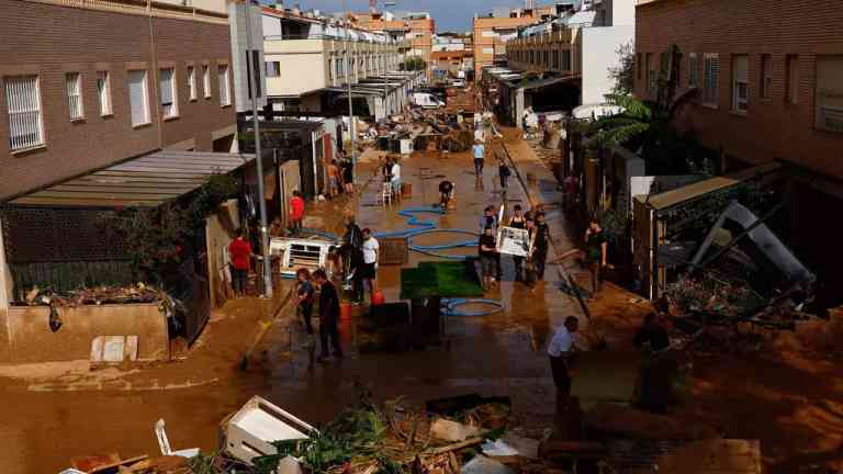 Siguen Buscando Cuerpos por Devastación por DANA en Valencia, España