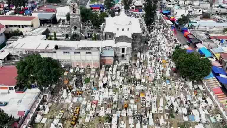 Así se Ve Desde el Aire el Panteón del Pueblo Mágico de Mixquic, en el Día de Todos los Santos