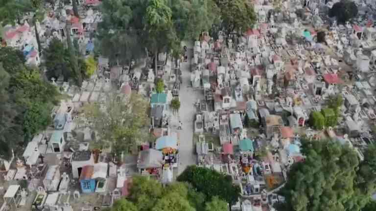 Capitalinos Acuden a los Panteones en Celebraciones del Día de Muertos