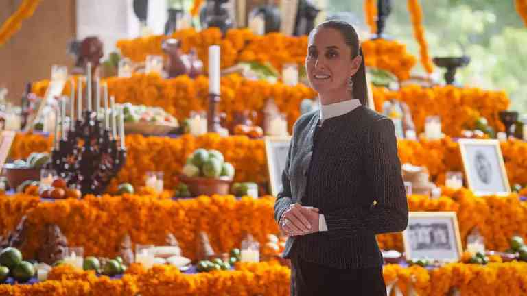 Sheinbaum Muestra Ofrenda de Día de Muertos en Palacio Nacional