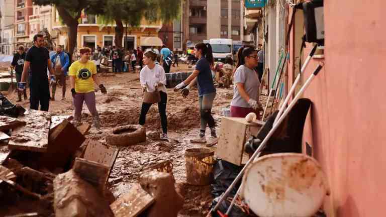 Miles de Voluntarios Apoyan en Labores de Ayuda por la Tragedia en Valencia, España