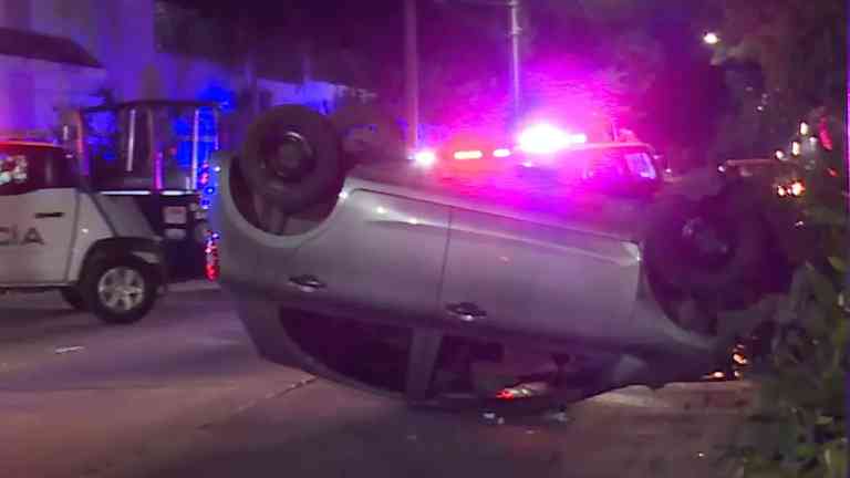 Vehículo Queda Volcado en Plena Calle de la Colonia Arbide