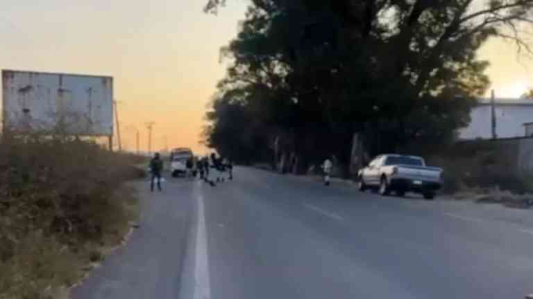 Abandonan un Cuerpo Sin Vida y con Huellas de Violencia a un Costado de la Carretera