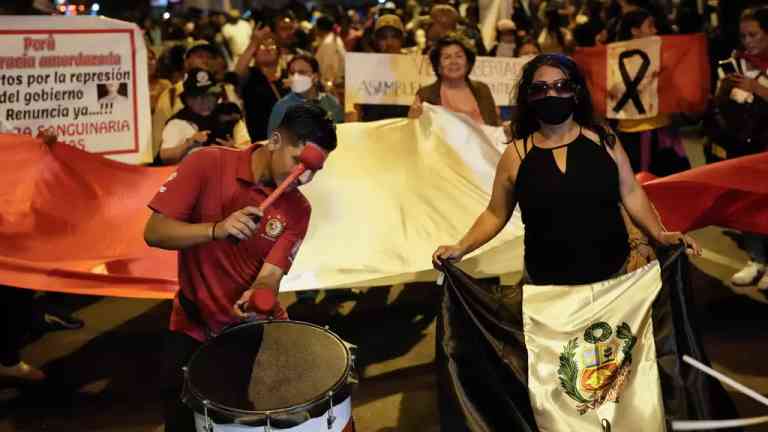 Viajan Miles de Peruanos para Participar en la "Toma de Lima"