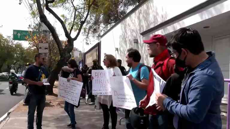 Reportan Protestas en Embajada de Perú en México