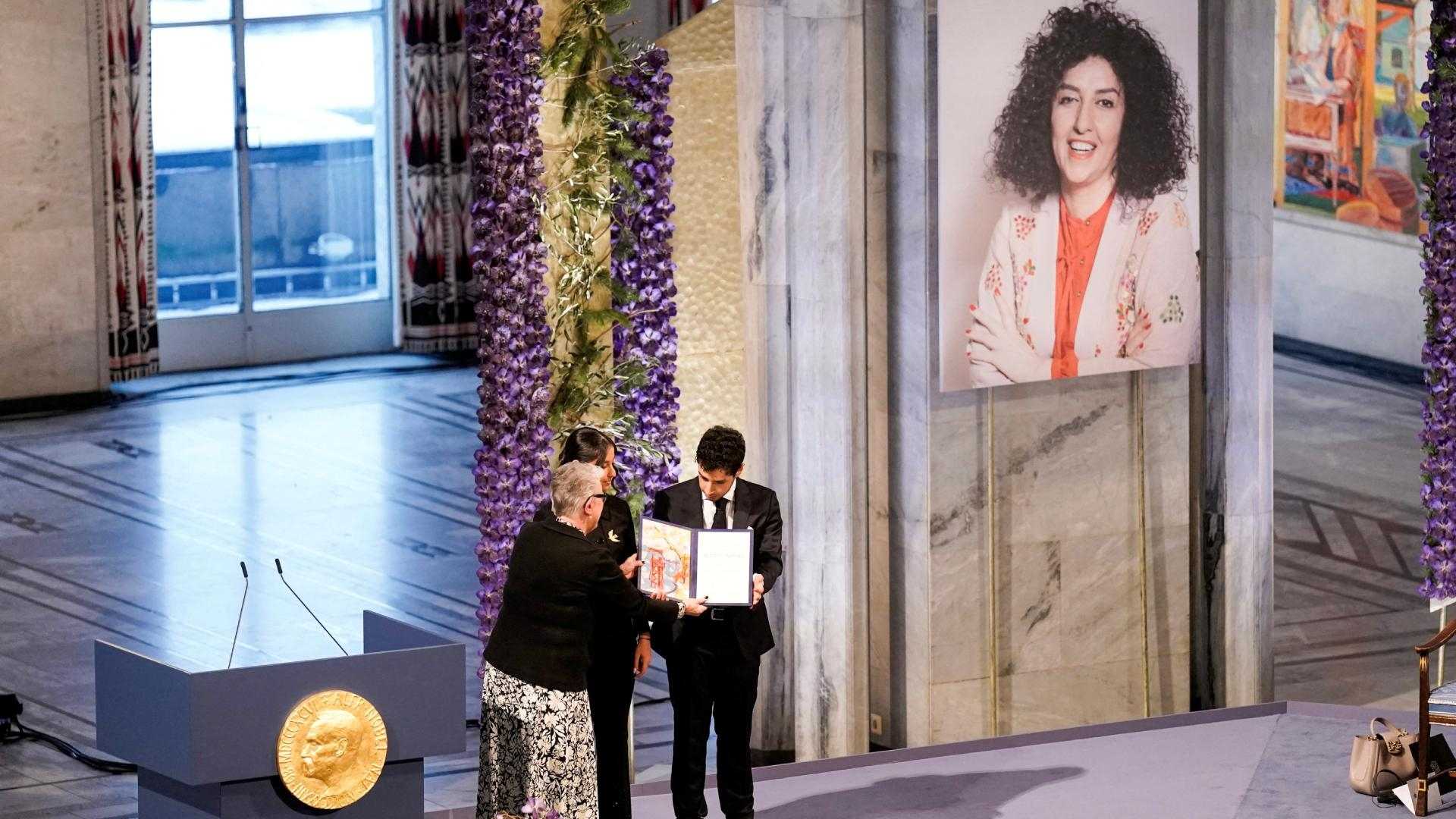 Hijos de Narges Mohammadi recogen Premio Nobel de la Paz de su madre