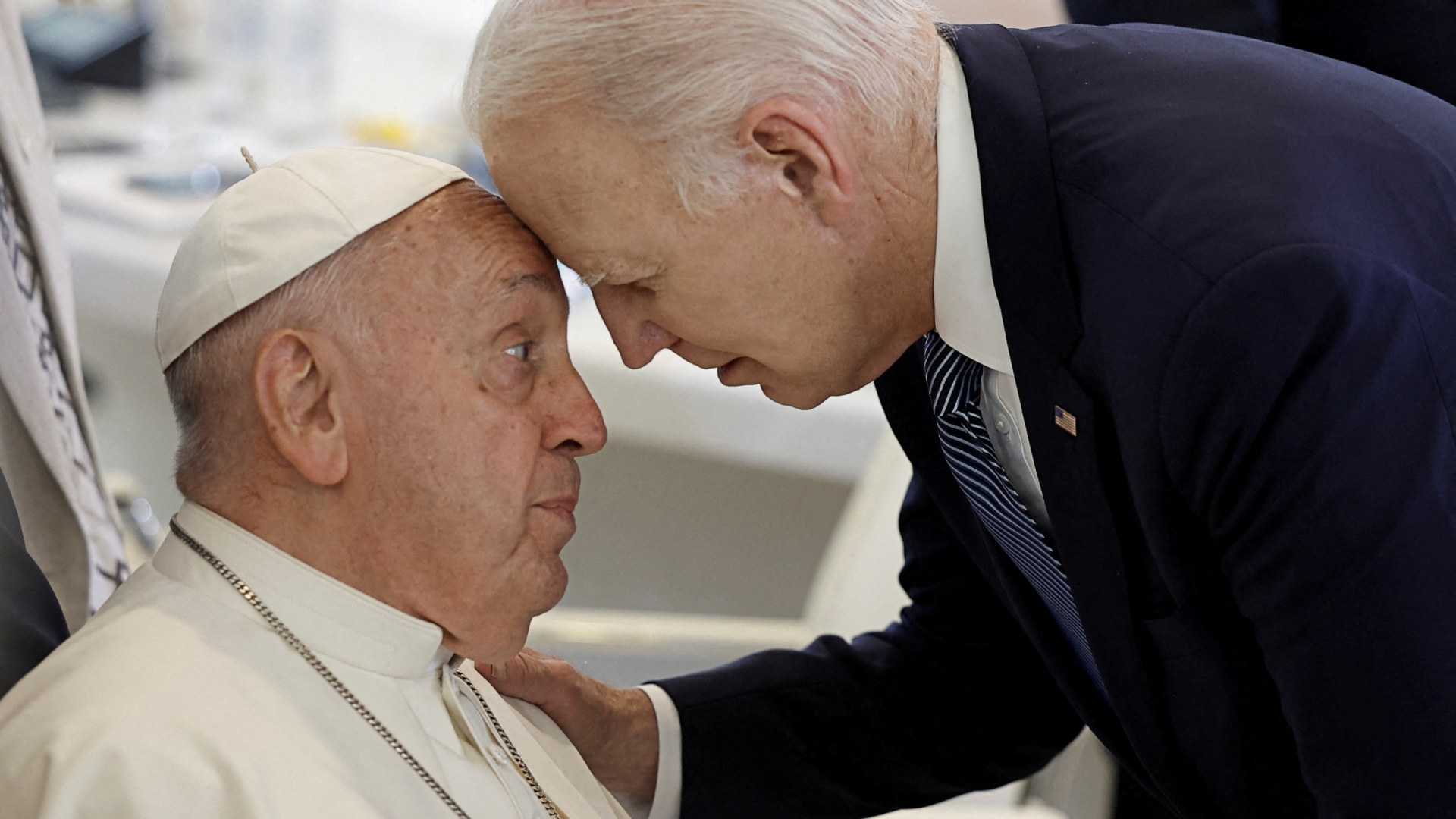Joe Biden coloca su frente contra la del papa Francisco en emotivo encuentro