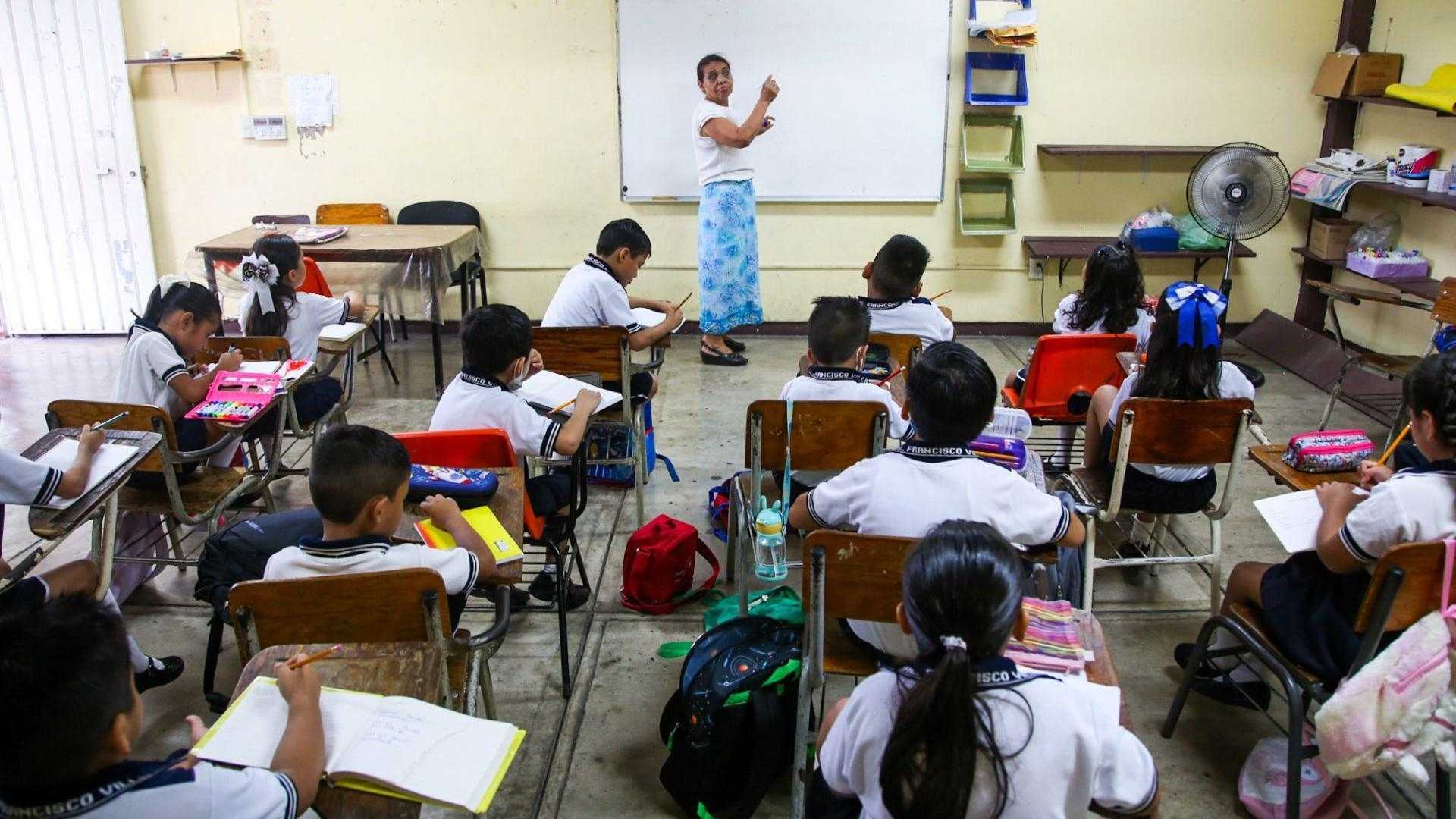 Alumnos de secundaria en escuela de Acapulco, Guerrero.