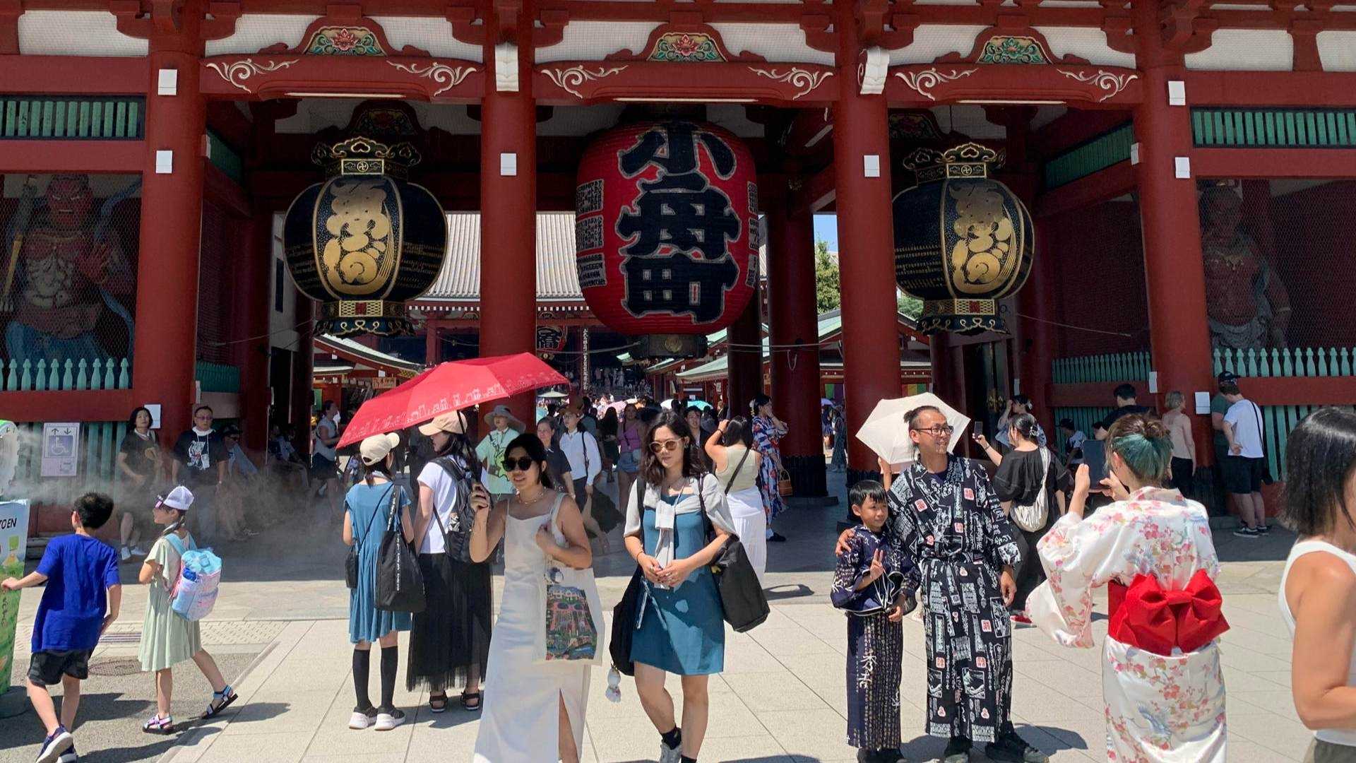 Turistas en el barrio tokiota de Asakusa, uno de los más visitados de la capital nipona.