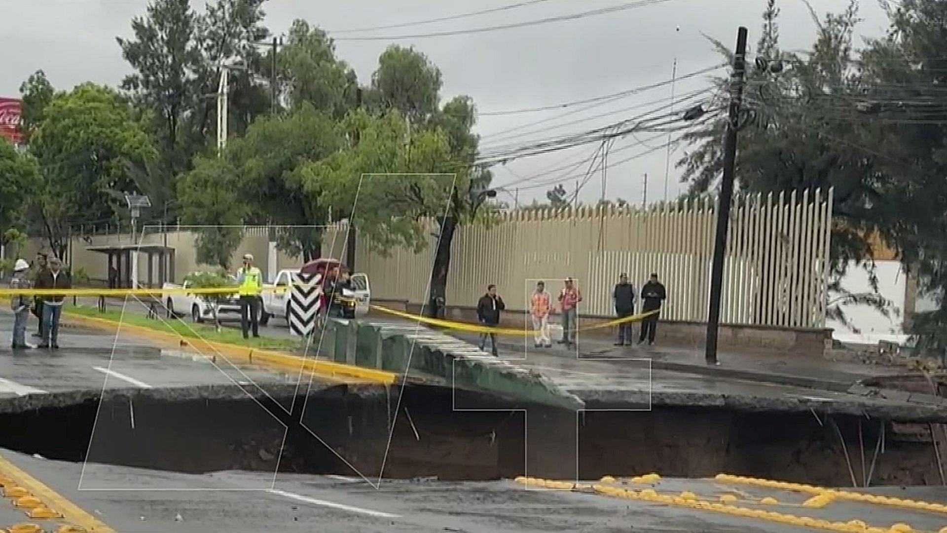 Se abre socavón sobre avenida Adolfo López Mateos en Zapopan, Jalisco