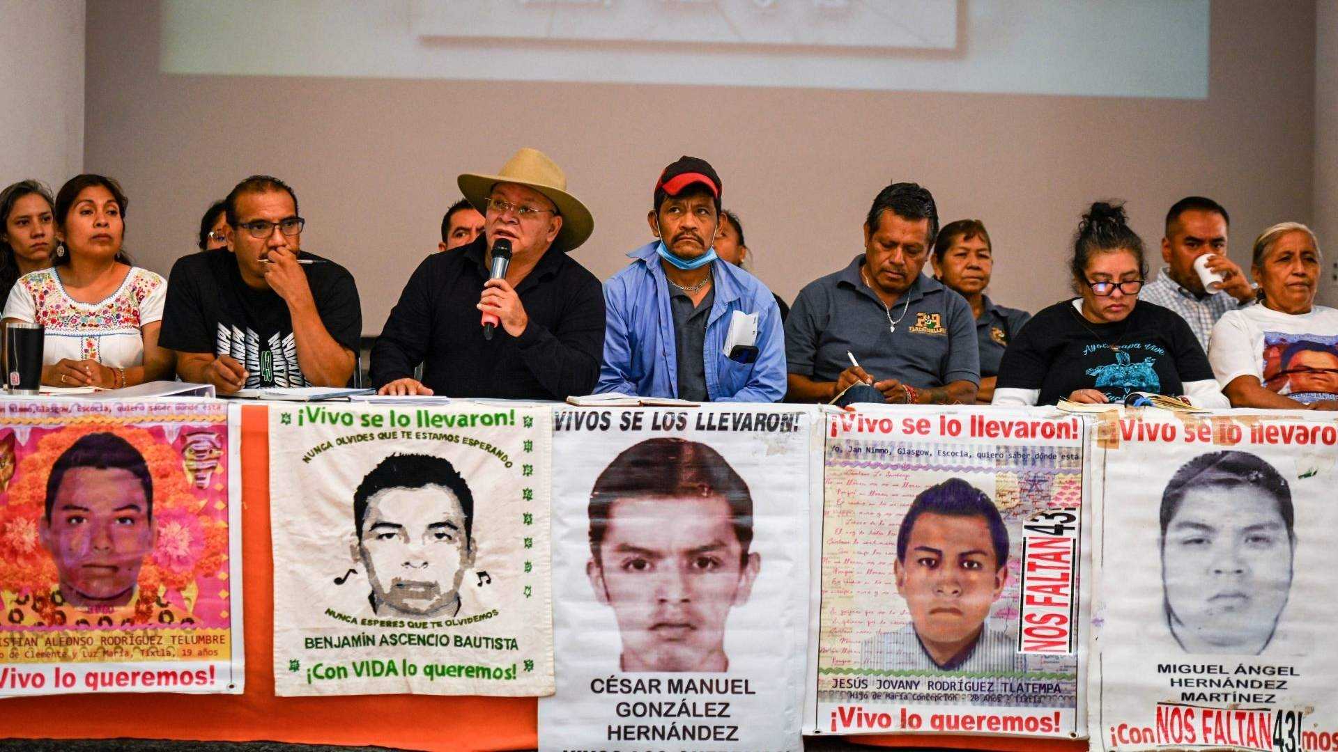 Padres de los 43 normalistas de Ayotzinapa durante conferencia de prensa el 27 de junio de 2024