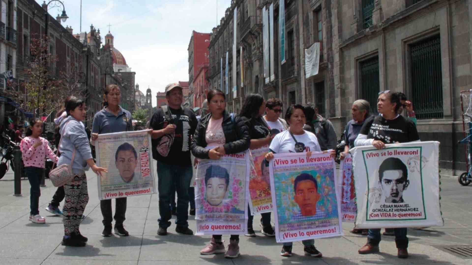 Padres y madres de Ayotzinapa afuera de Palacio Nacional. 