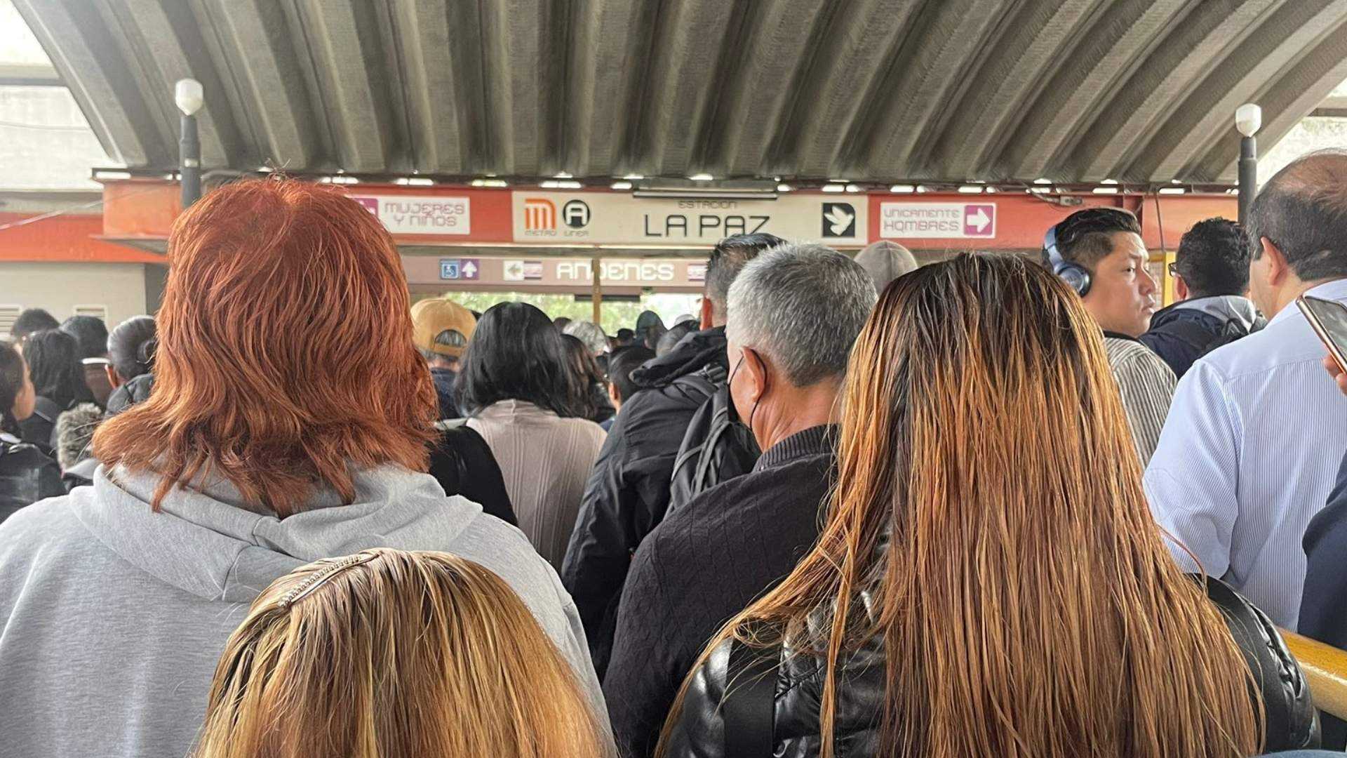 El Metro CDMX suspendió el servicio en la Línea A, por lo que los usuarios de dicho trayecto sufrieron para llegar a sus destinos