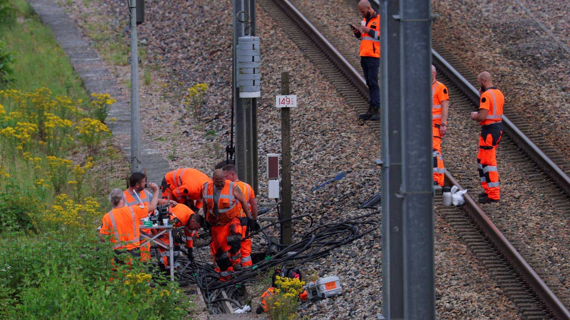Los técnicos ferroviarios trabajaron arduamente para reparar las instalaciones. Foto Reuters