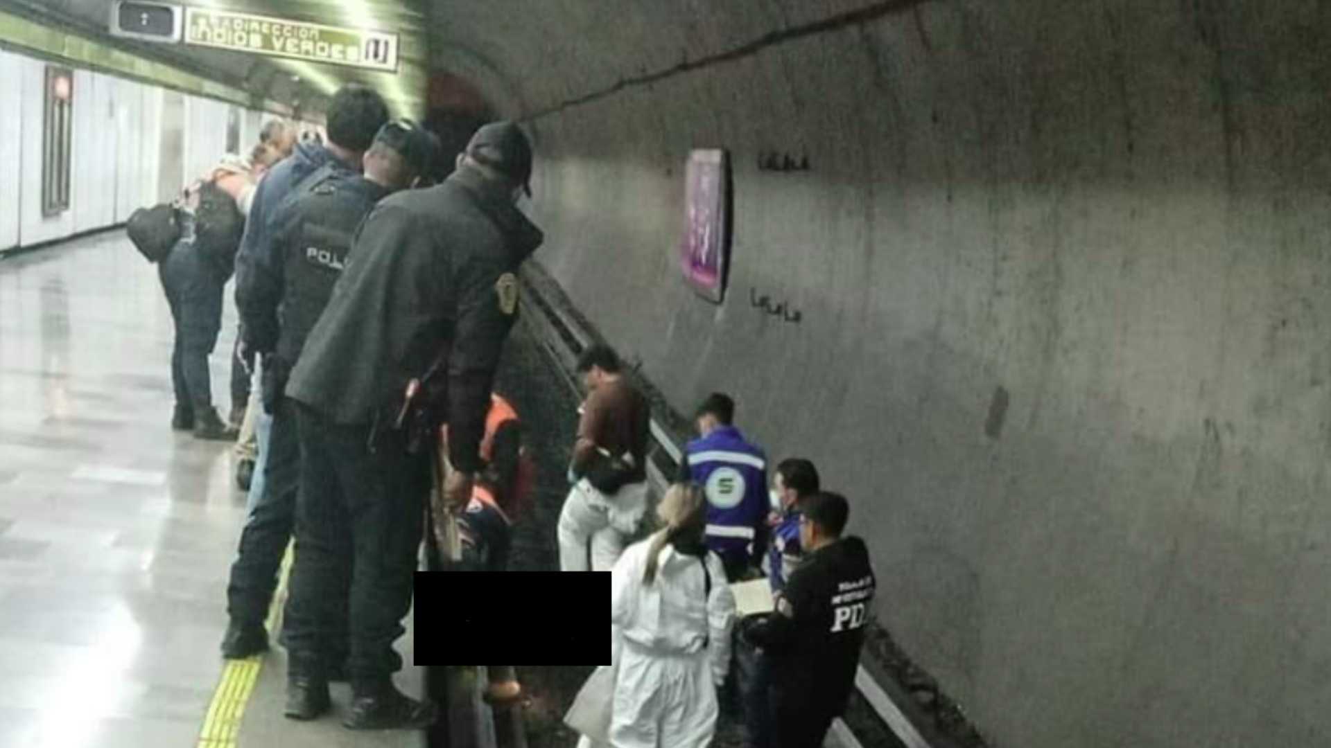 Labores para recuperar un cuerpo sin vida en la estación Viveros de del Metro CDMX