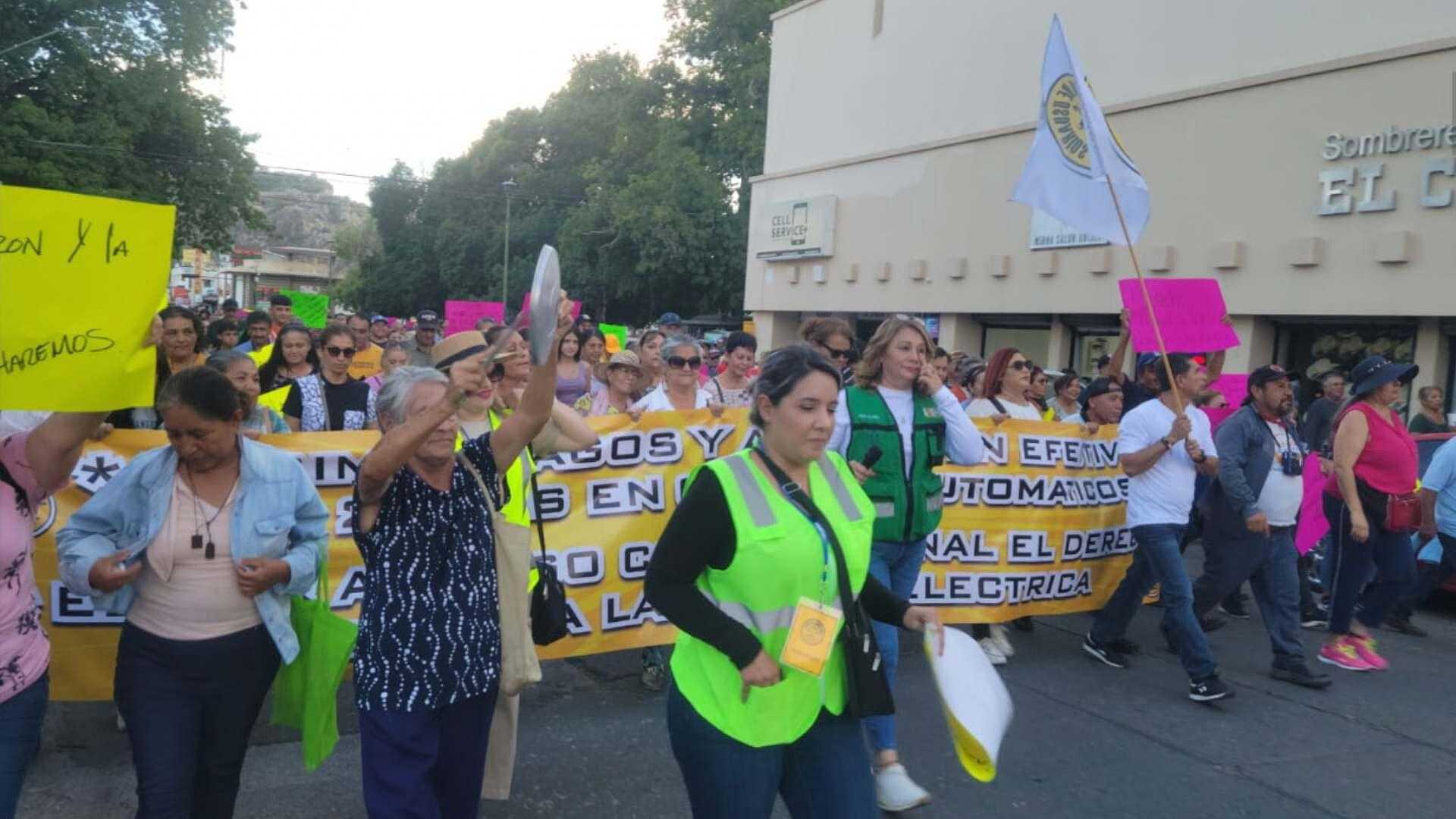 Ciudadanos Marcharon en Hermosillo en Contra de CFE por Limitar Pago con Tarjetas