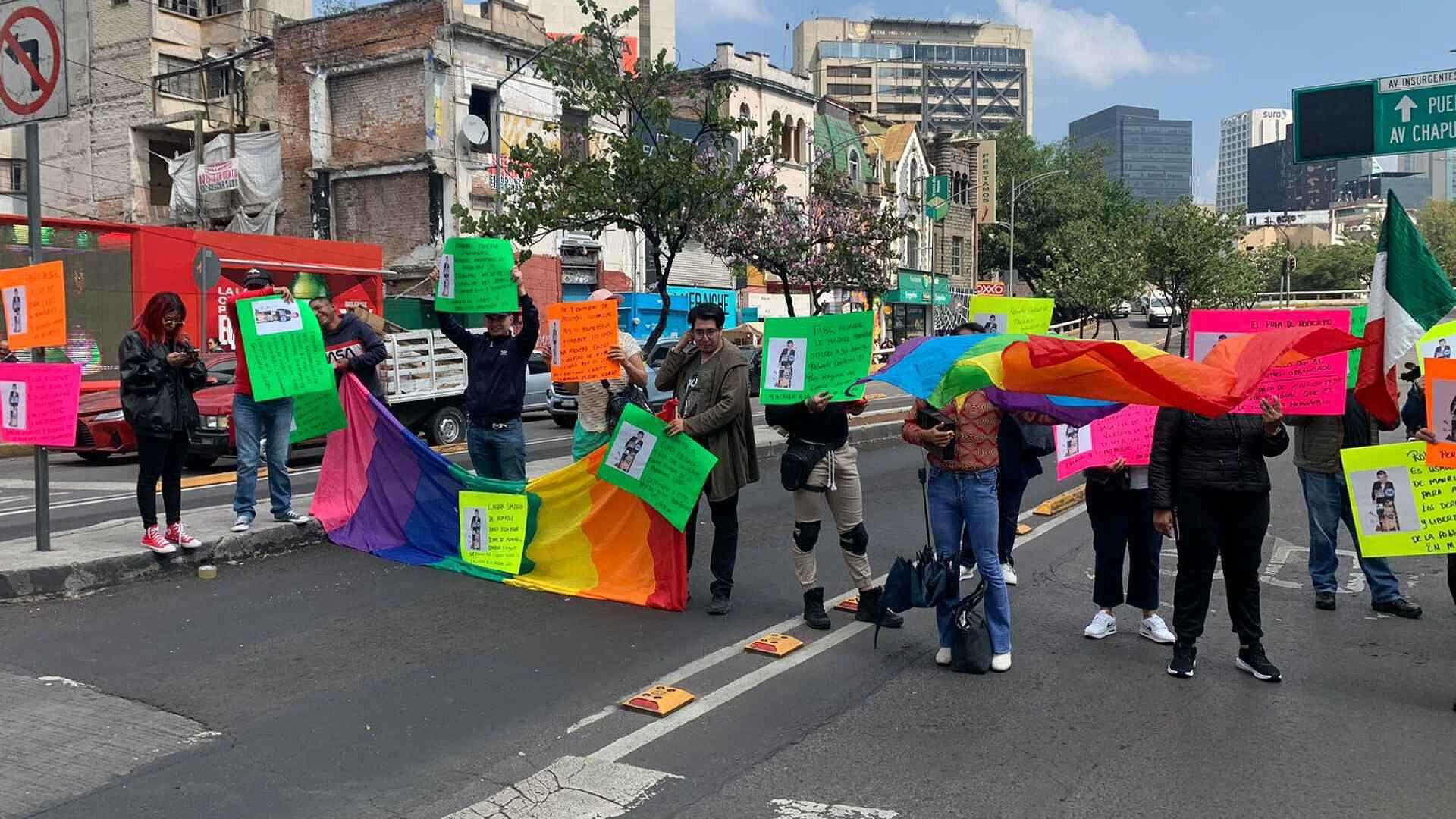 FOTO: Manifestantes de la Comunidad LGBT Bloquean la Avenida Insurgentes, CDMX