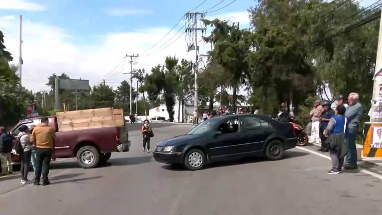 En la CDMX, un grupo de vecinos bloque el Kilómetro 25 de la carretera federal México-Cuernavaca, en la alcaldía Tlalpan, protestan por la instalación de una gasolinera en la zona