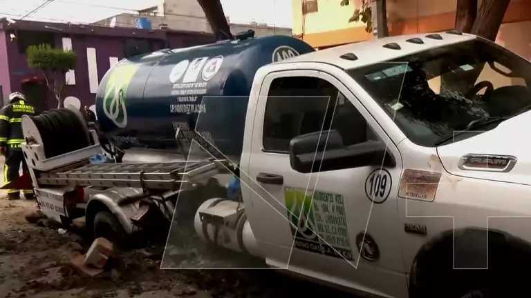 Un camión repartidor de gas cayó a un socavón en la colonia San Juan de Aragón, alcaldía Gustavo. A. Madero, en la zona había trabajos para la reparación de drenaje