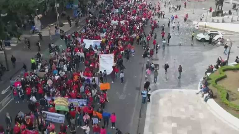 El dron de N+ captó el paso de los contingentes de la CNTE que marchan hacia la SEP, en demanda de un aumento salarial