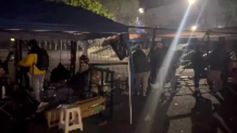 A pesar del intenso frío en la Ciudad de México, aficionados del América pasaron la noche afuera del Estadio Azteca para conseguir un boleto para la final del domingo contra Tigres