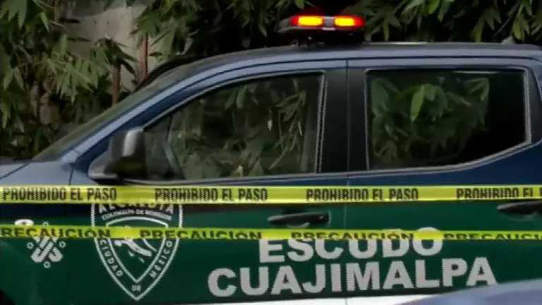 Un policía de aproximadamente 55 años murió a un lado de su patrulla en la alcaldía Álvaro Obregón, al parecer se desvaneció; ya se investigan las causas del deceso