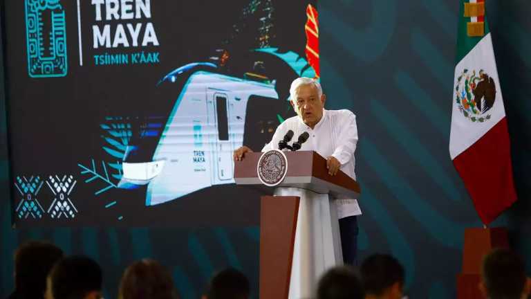 El presidente Andrés Manuel López Obrador encabezó el inicio de operaciones del tren maya, tramo Campeche-Cancún. Aseguró que es una obra magna; al concluir la conferencia, el mandatario develó la placa conmemorativa de la inauguración de este tramo