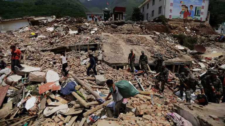 Un sismo de magnitud 6.2, en la provincia de Gansu, en China, ha dejado al menos 126 personas muertas y más de 200 heridas