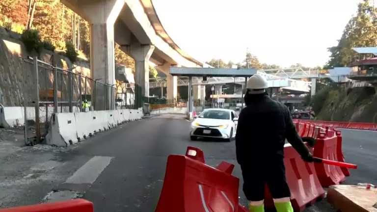 Se mantiene el cierre de autopista México-Toluca en ambos sentidos por obras del Tren Interurbano en el tramo La Marquesa-Caseta La Venta; los vehículos son desviados en el Km. 33, ingresan a la carretera federal y luego se vuelven integrar a la autopista