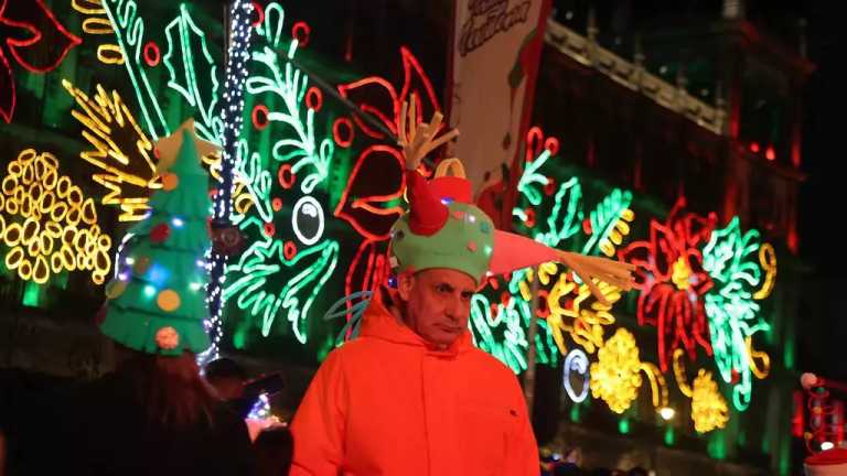 Turistas aprovecharon los minutos previos a la Navidad para disfrutar el alumbrado en el Zócalo de la Ciudad de México (CDMX) para hacer la fotografía del recuerdo o simplemente para disfrutar de algún antojito mexicano